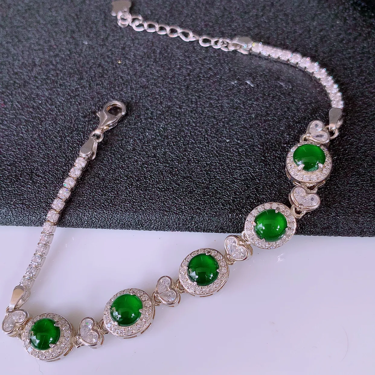 冰透满绿翡翠925银镶嵌手链，自然光实拍，翠色灵动，颜色漂亮，种老水足，品相佳，佩戴佳品！#97.11取一整体8.6*8.2*5.8裸石5.8*5.8