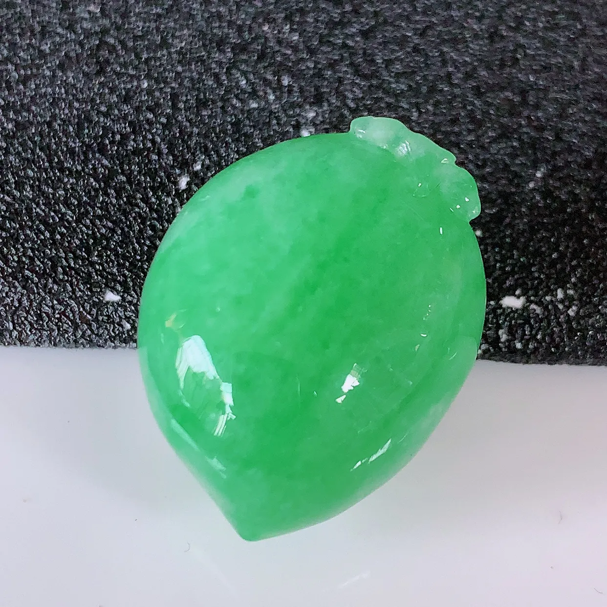 自然光实拍，冰润满绿翡翠福寿桃吊坠，富贵吉祥，长命百岁，肥肥润润的福寿桃讨喜极了，造型精巧，非常别致 #05.11