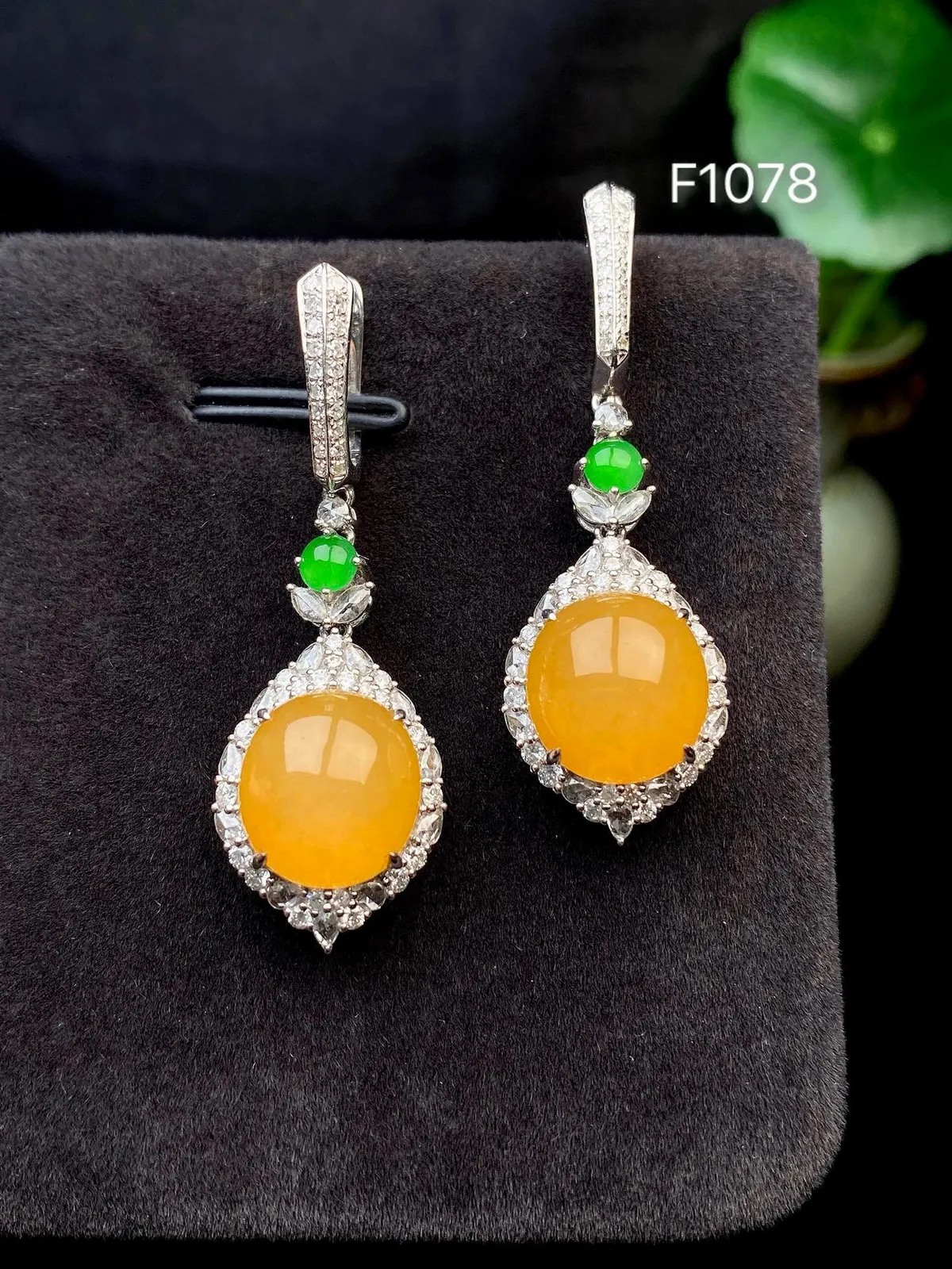 【冰种黄翡蛋面耳坠】质地细腻，种水上乘，纯净通透，收藏品质，18k金钻豪华镶嵌，裸石尺寸11.2*1