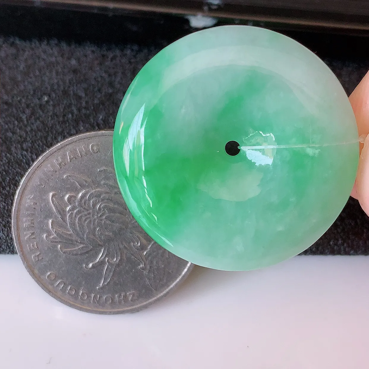 自然光实拍，冰润飘绿翡翠平安扣吊坠，玉扣，平安是福；很美的料子，平安扣佩戴优雅迷人！#49.7