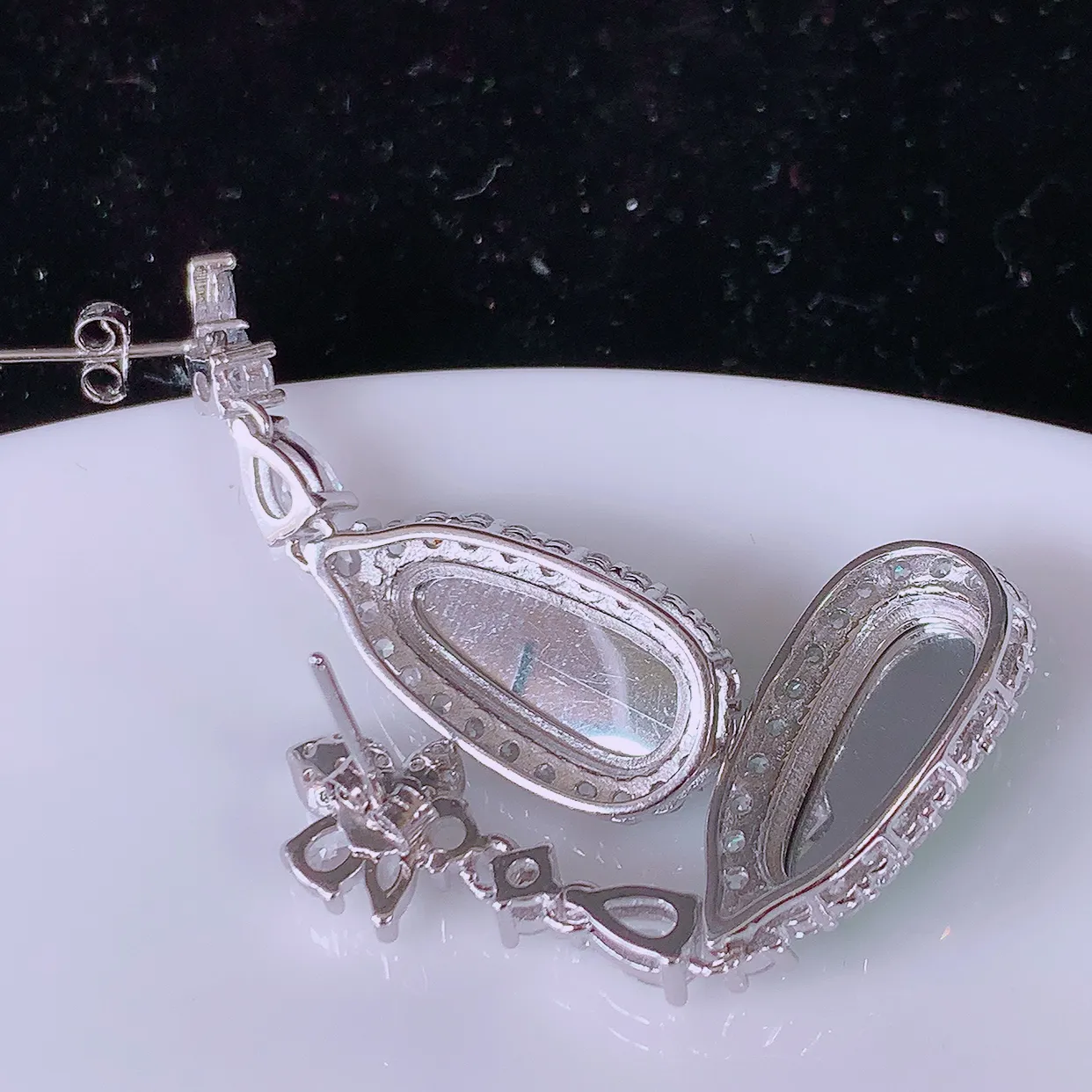 冰透满绿翡翠925银镶嵌福豆耳坠，自然光实拍，翠色灵动，颜色漂亮，种老水足，品相佳，佩戴佳品！#97.11整体38.5*10-5.6裸石15-6.5