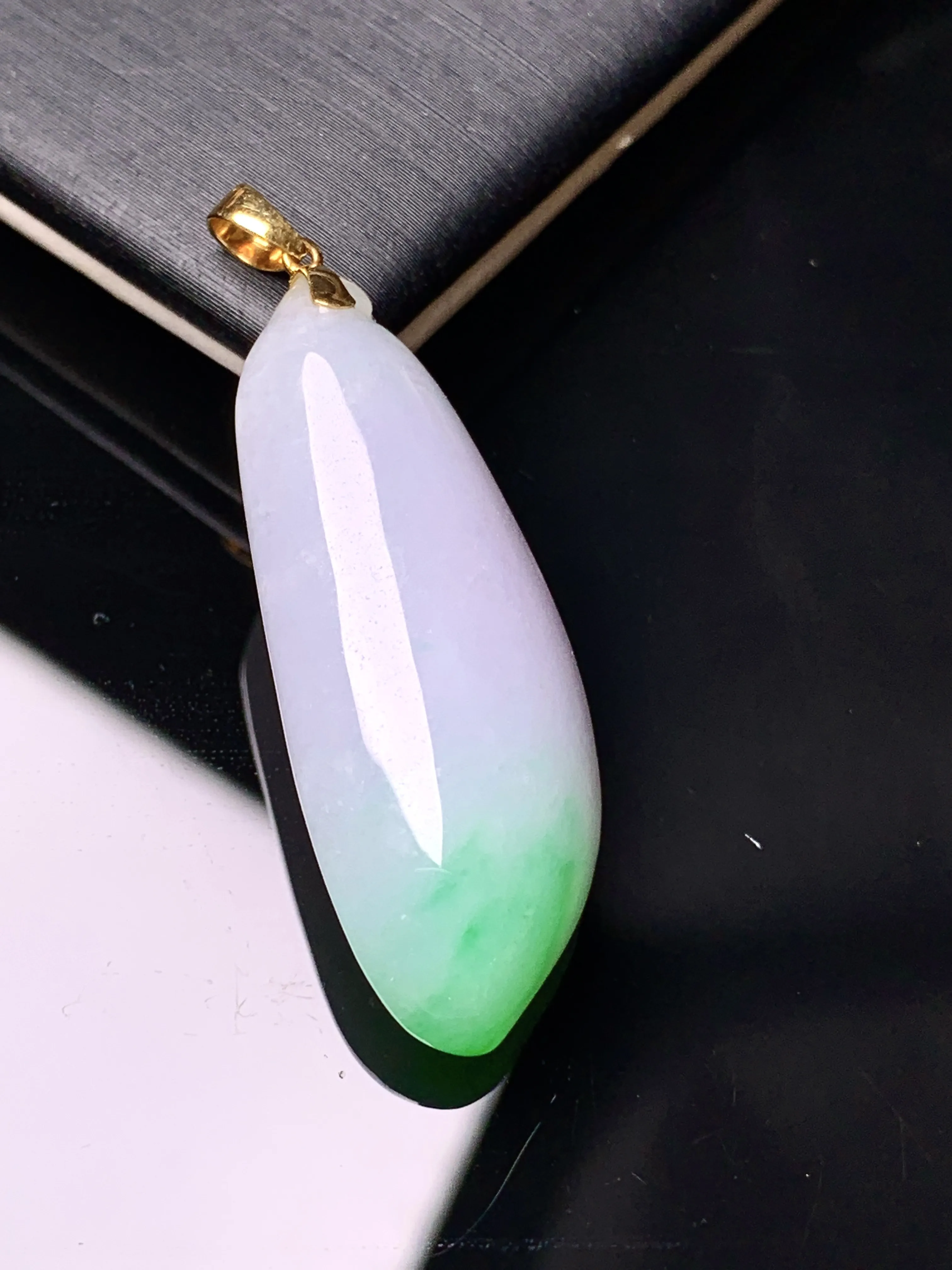 18k金镶嵌飘绿福瓜吊坠 玉质细腻 水润亮眼 色泽艳丽 整体尺寸39*14*8.5