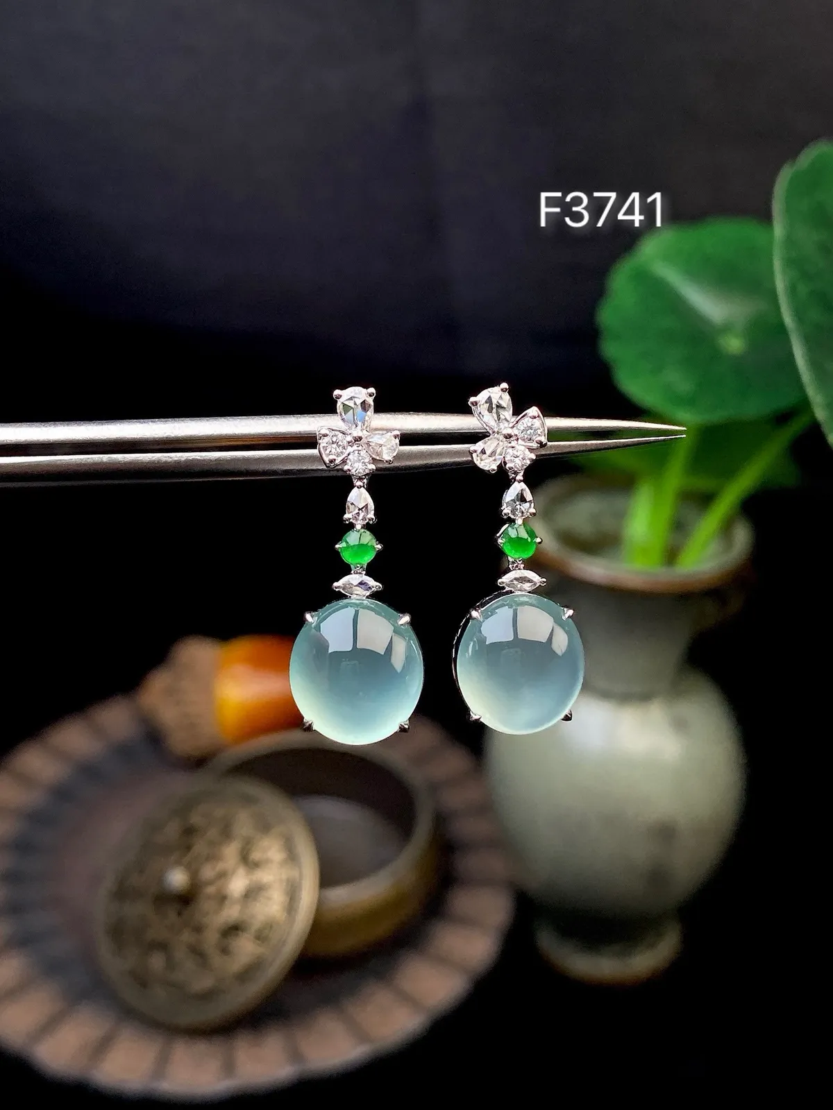 【冰种晴底蛋面耳坠】质地上乘，冰润通透，种老起光，胶感明显。上身效果很不错，18K金钻精美镶嵌，裸石