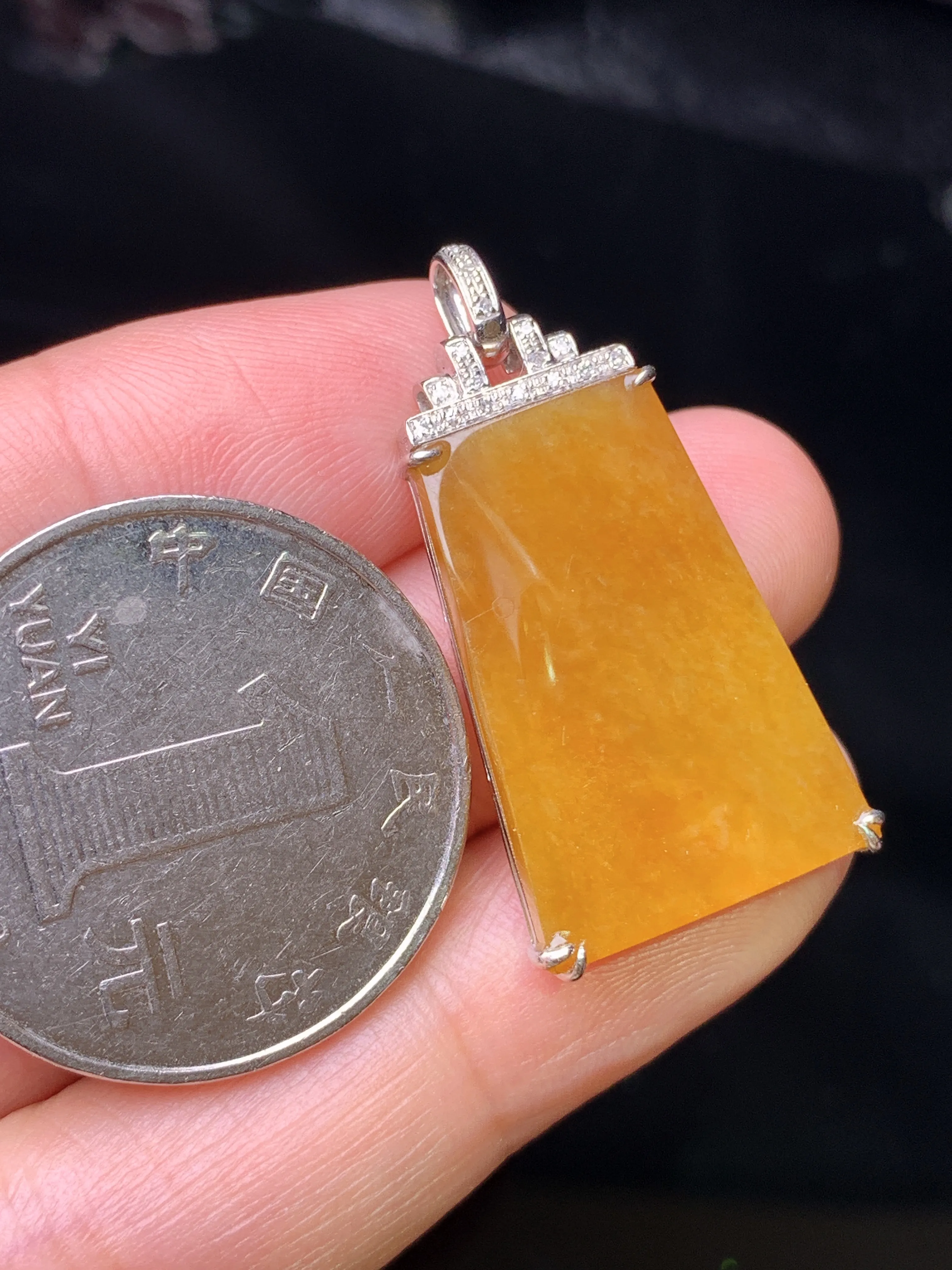 18k金钻镶嵌黄翡无事牌吊坠 玉质细腻 水润亮眼 色泽艳丽 整体尺寸31.8*15.8*5.5