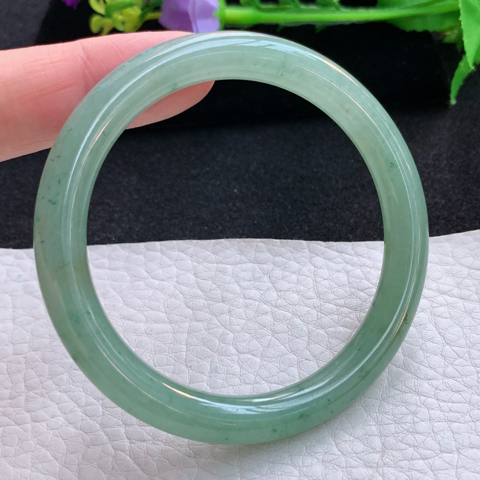 n自然光54*8*7.8叮当镯 翡翠a货玉手镯晴绿圆条珠宝玉手环