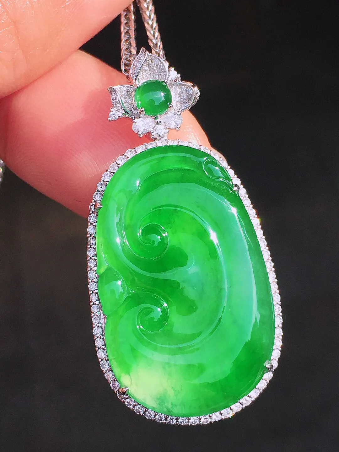 阳绿如意吊坠，色泽均匀艳丽，玉质细腻，荧光感超
强，饱满圆润，尽显优雅气质，18k
金豪华镶嵌