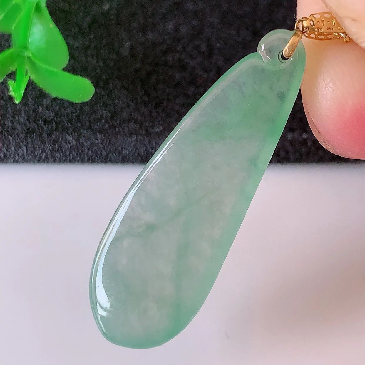 18K金镶嵌冰种满绿翡翠招财福瓜吊坠，精美饱满福瓜，种水足，形态圆润饱满，福相十足 ！#41.11