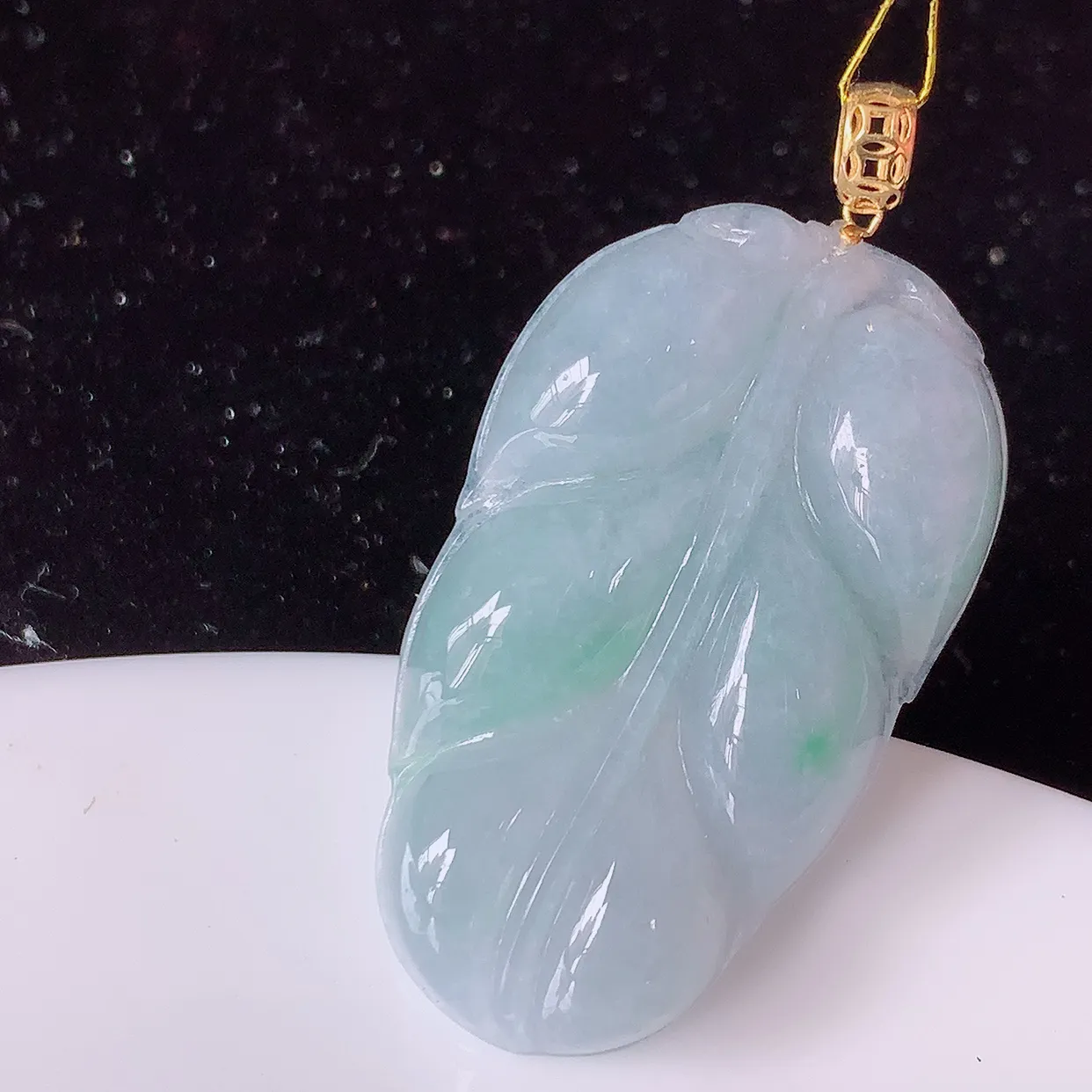 18K金镶嵌春带彩翡翠叶子吊坠 ，种水足，色泽清新，工艺精湛，叶子寓意美好；金枝玉叶，事业有成。#35.11