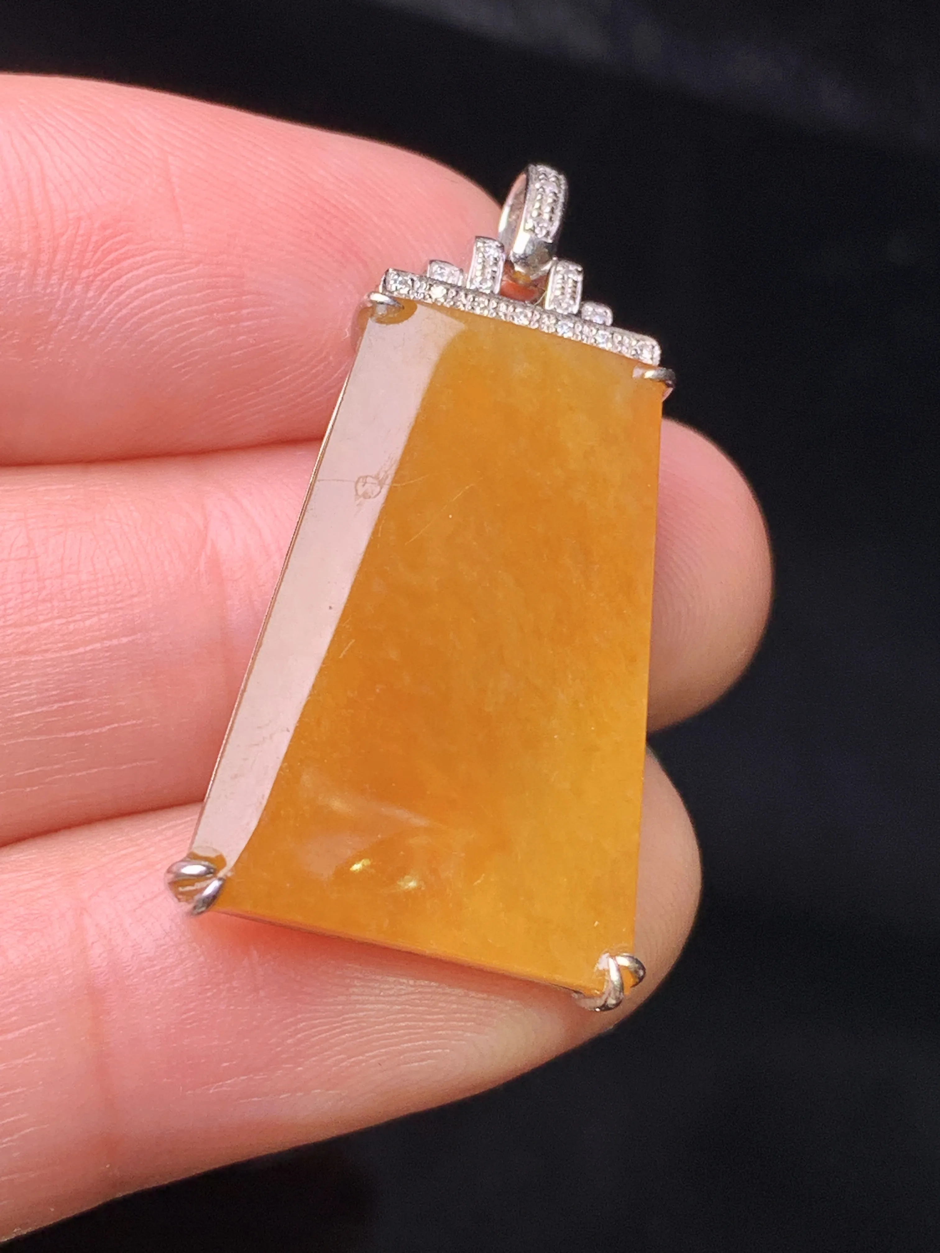 18k金钻镶嵌黄翡无事牌吊坠 玉质细腻 水润亮眼 色泽艳丽 整体尺寸31.8*15.8*5.5