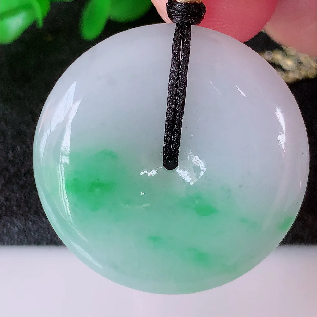 自然光实拍，水润飘绿翡翠平安扣吊坠，品相佳，美感十足，寓意平平安安，平安扣佩戴精美时尚！#57.11