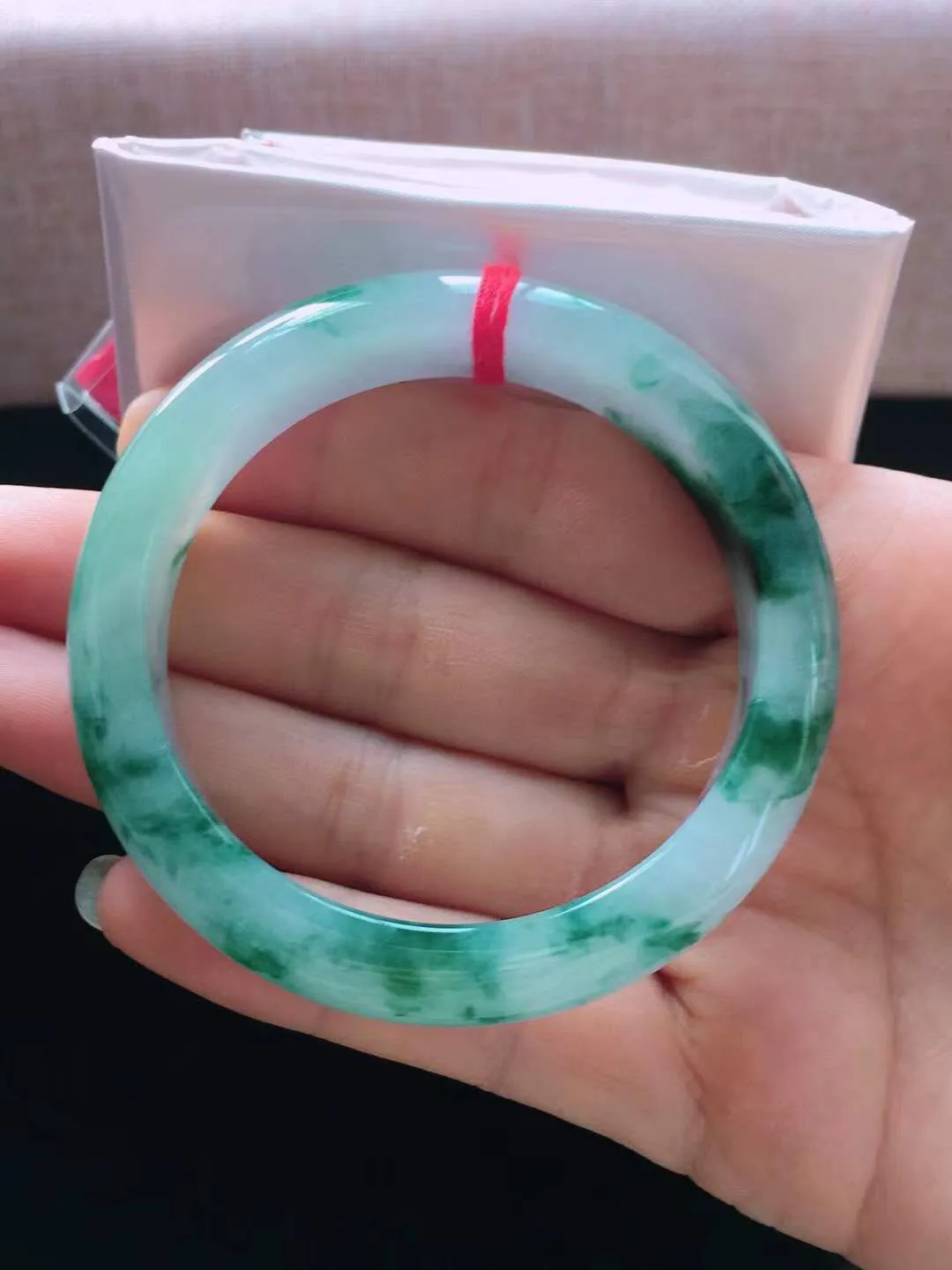 【翡翠名称】老种冰飘花52.8正圈口翡翠手镯
【翡翠尺寸】52.8*12*8mm适合51.8-54正圈口佩戴
【翡翠描述】缅甸天然翡翠A货，种老水足，玉质细腻，色泽靓丽，性价比高，佩戴效果好！