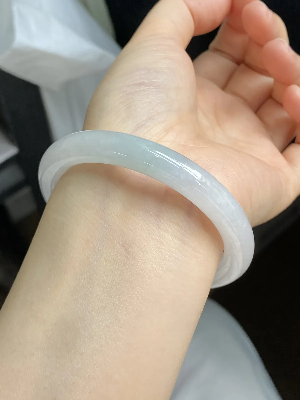 圆镯54.5圈口，翡翠冰糯种淡绿色手镯