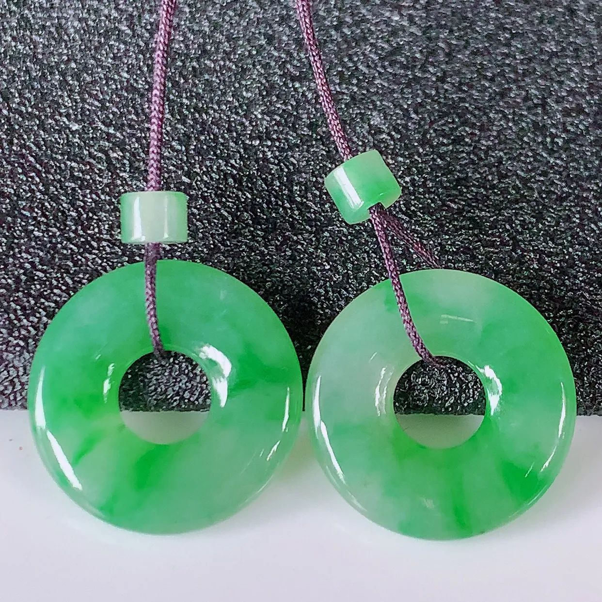 自然光实拍，冰种飘绿翡翠一对平安扣耳坠，翠色灵动，玉质细腻，颜色漂亮，品相佳，佩戴佳品！配银线 #1