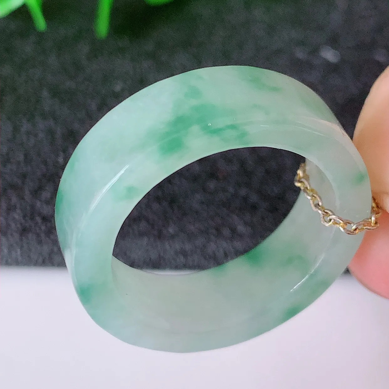 自然光实拍，18.2mm内径冰飘花翡翠指环，玉戒指，玉质莹润，好精美好冰润的指环，18圈口，上手纤巧！#12.11尺寸18.2*6.5*3.2