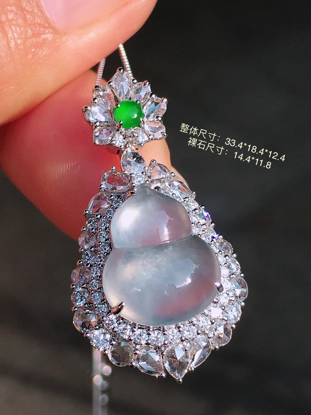 玻璃种葫芦吊坠，玉质细腻，荧光感超
强，饱满圆润，尽显优雅气质，18k
金豪华镶嵌