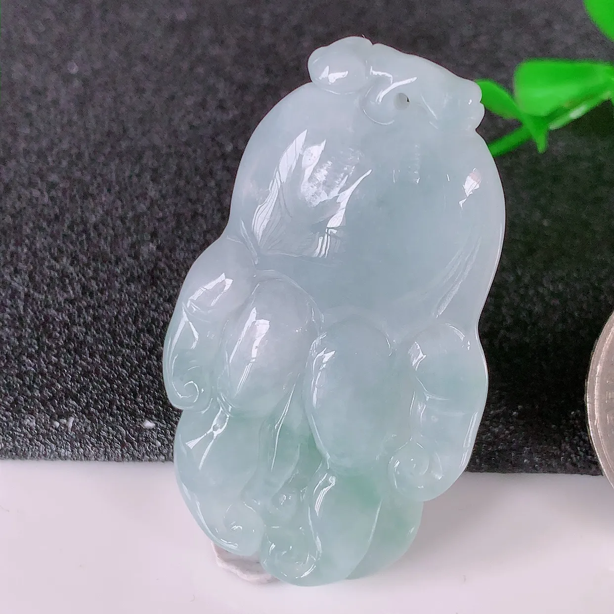 自然光实拍，冰胶飘花翡翠佛手瓜吊坠，翠色灵动，种老水足，寓意好，品相佳，佩戴佳品！#32.11