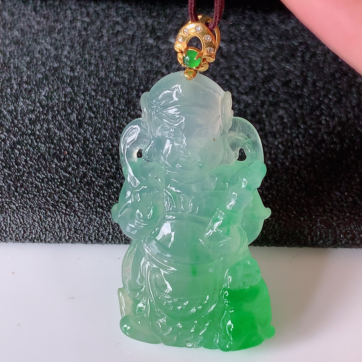 自然光实拍，18K金镶嵌冰种飘绿翡翠不动明王吊坠，不动明王具有在遇到任何困难的时候，均能扫除障难，并不为动摇之意。不动明王显现愤怒像，使侵扰众生之邪魔畏惧而远离，使众生于修行路上不致动摇善念菩提心。生肖属鸡的守护神  佩戴效果优雅迷人！#1.11整体38裸石32*18.5*5.8