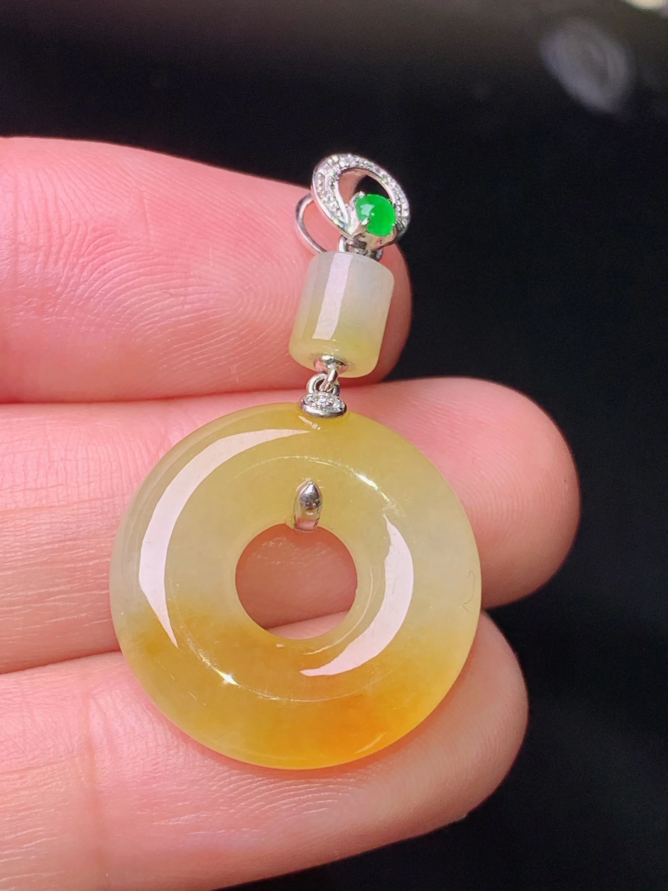 18k金镶嵌黄翡平安环吊坠 玉质细腻 水润亮眼 色泽艳丽 整体尺寸33.8*19*5.2