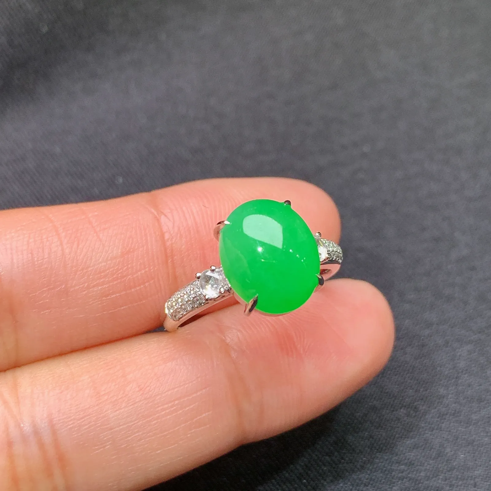 阳绿蛋面戒指，18k金镶嵌，简约时尚，冰润色阳，种水足，圈口14 尺寸10.8*8.8*3.9