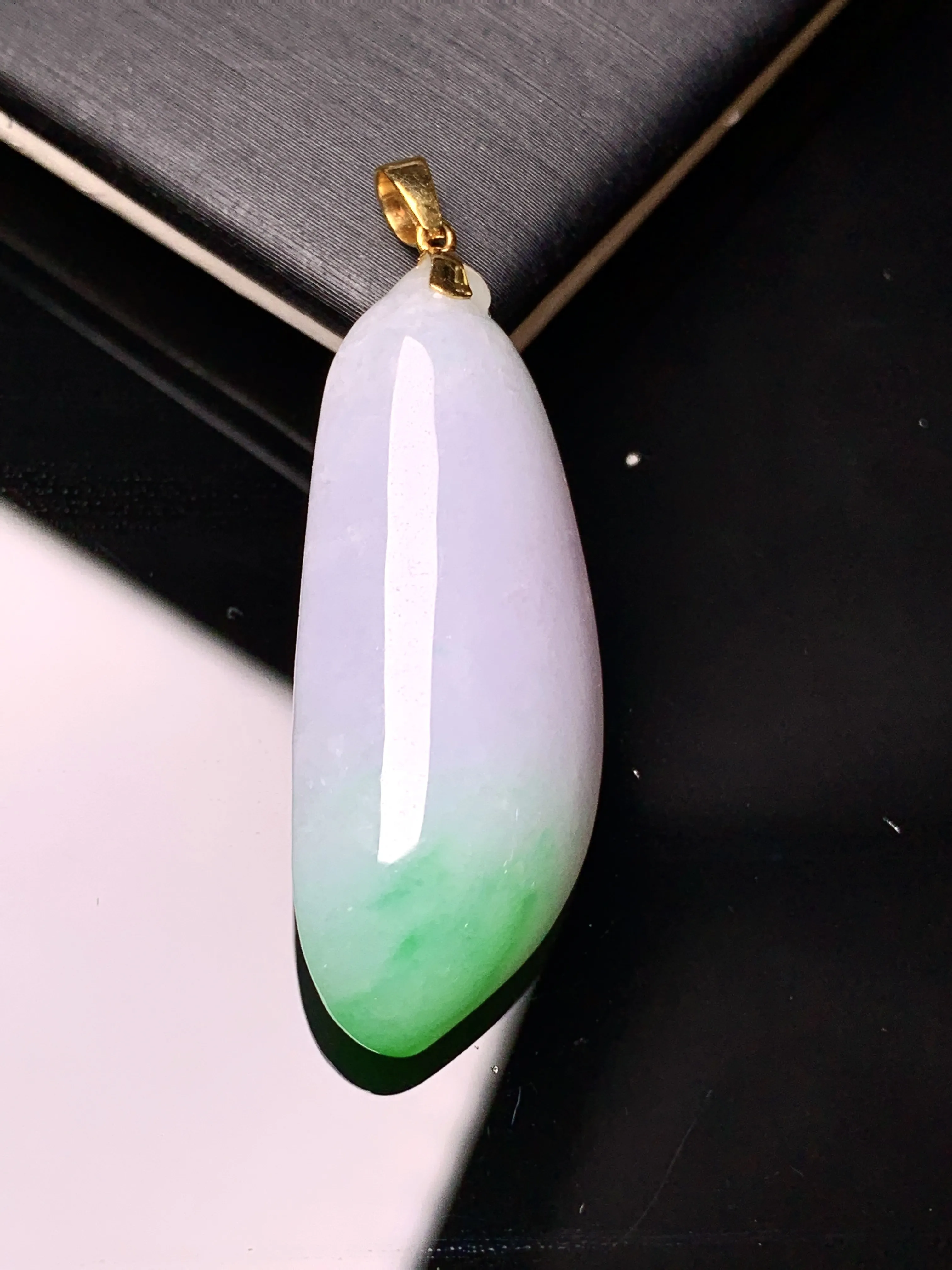 18k金镶嵌飘绿福瓜吊坠 玉质细腻 水润亮眼 色泽艳丽 整体尺寸39*14*8.5