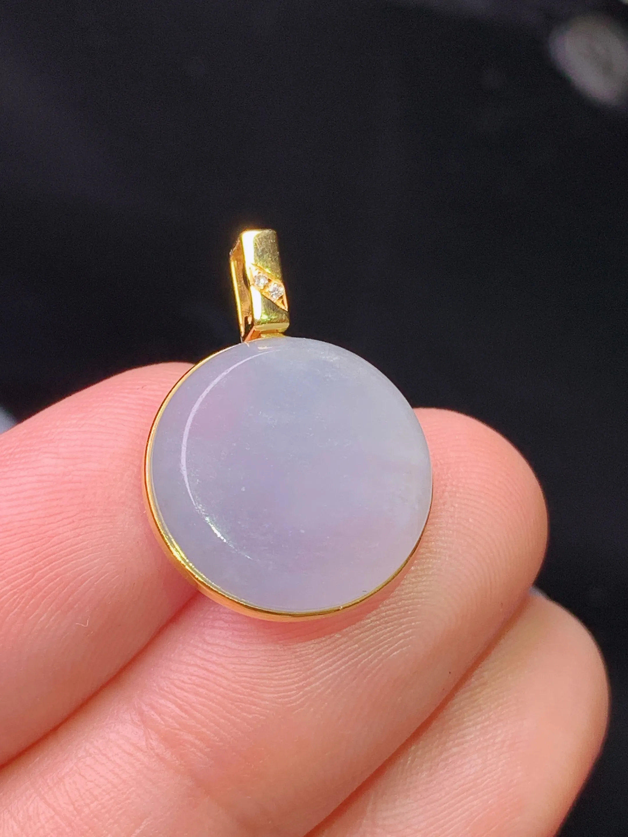 18k金镶嵌紫罗兰圆牌吊坠 玉质细腻 水润亮眼 色泽艳丽 整体尺寸20*14.6*5.5