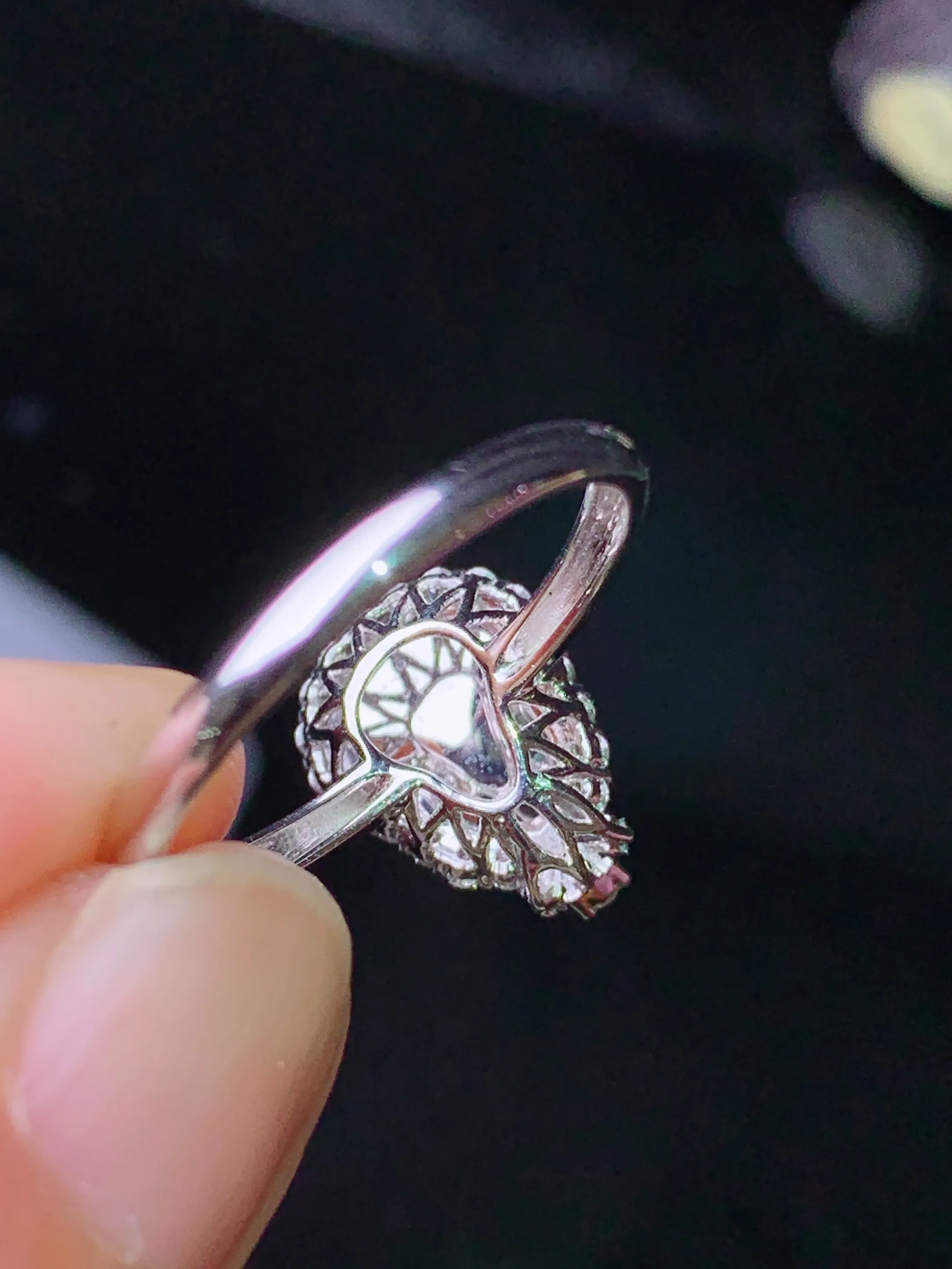 18k金钻镶嵌满绿葫芦戒指 玉质细腻 水润亮眼 色泽艳丽 圈口14 整体尺寸12.5*9.2*6.3