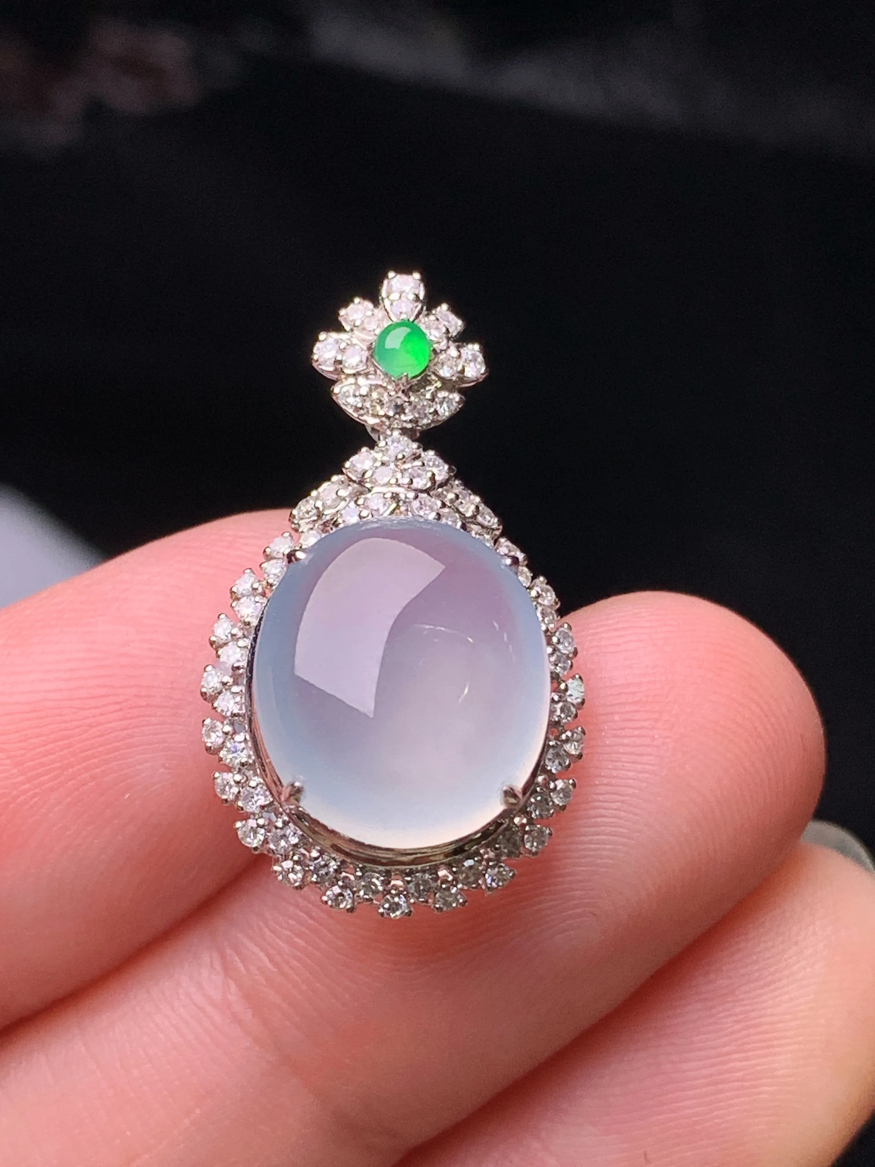 18k金钻镶嵌冰种蛋面吊坠 玉质细腻 水润亮眼 色泽艳丽 整体尺寸24.6*14.2*9.5