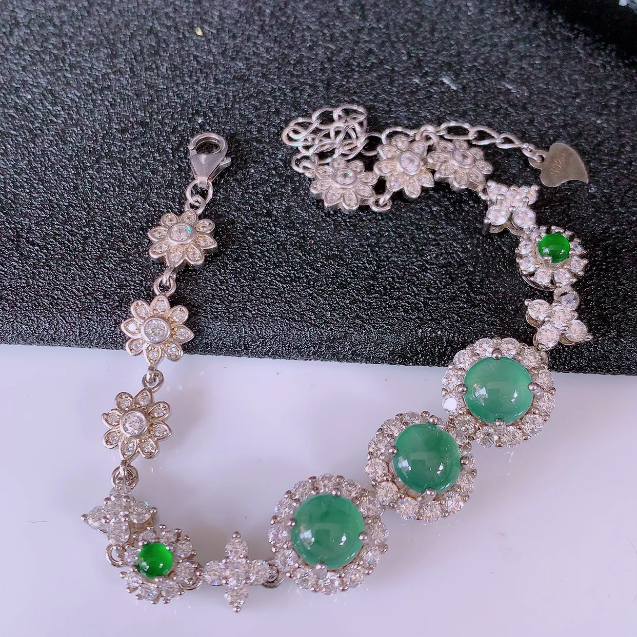 冰透满绿翡翠925银镶嵌手链，自然光实拍，翠色灵动，颜色漂亮，种老水足，品相佳，佩戴佳品！#97.1