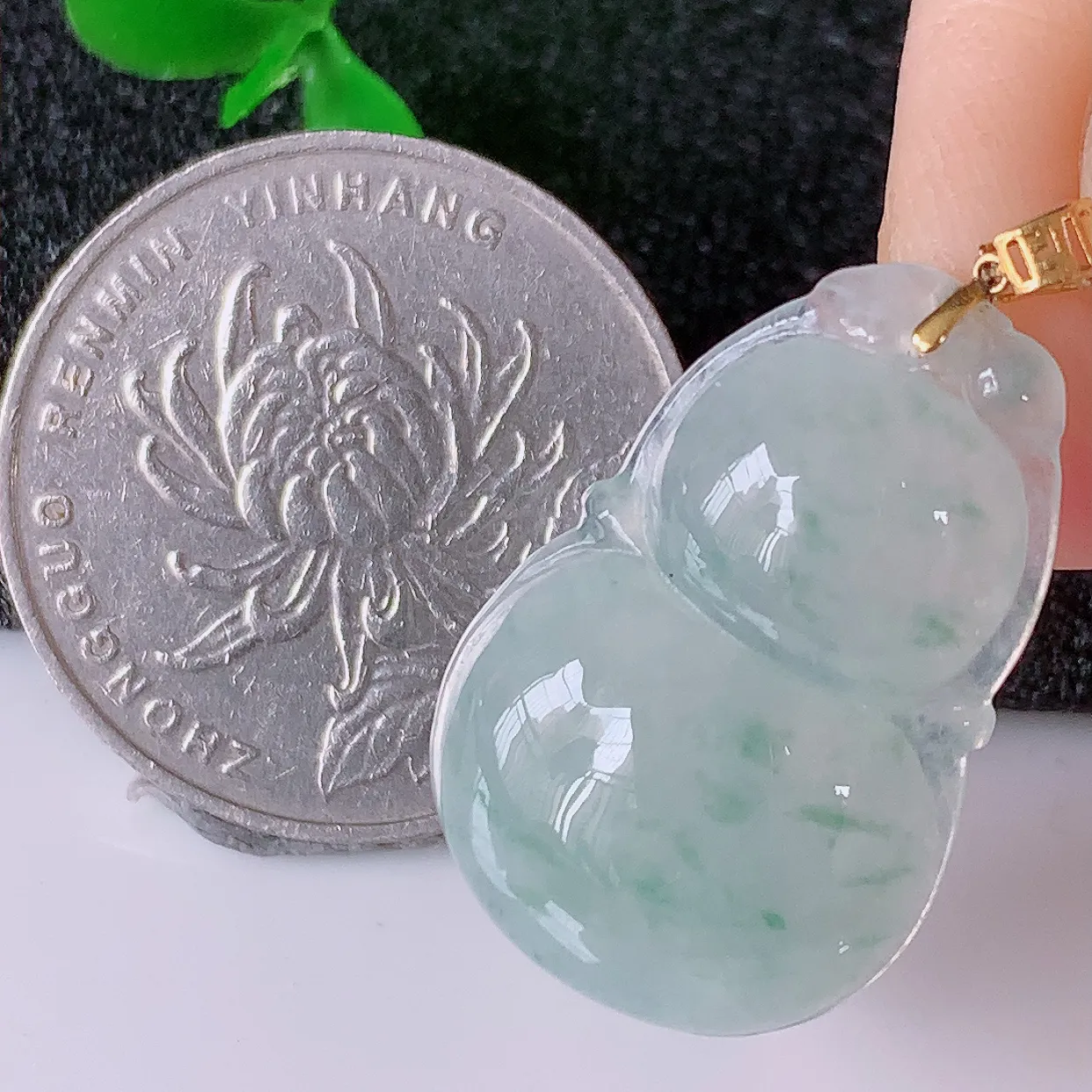 18K金镶嵌冰种飘花翡翠葫芦吊坠，葫芦寓意福禄双全，财源滚滚，佩戴效果优雅迷人！#49.11