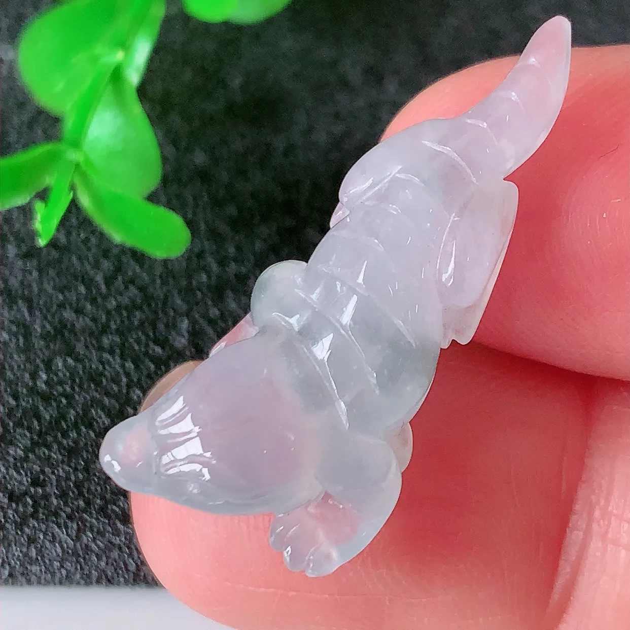 自然光实拍，冰种翡翠招财蜥蜴吊坠，种老水足，雕工精湛 ，寓意美好，佩戴时尚出众！#01.11