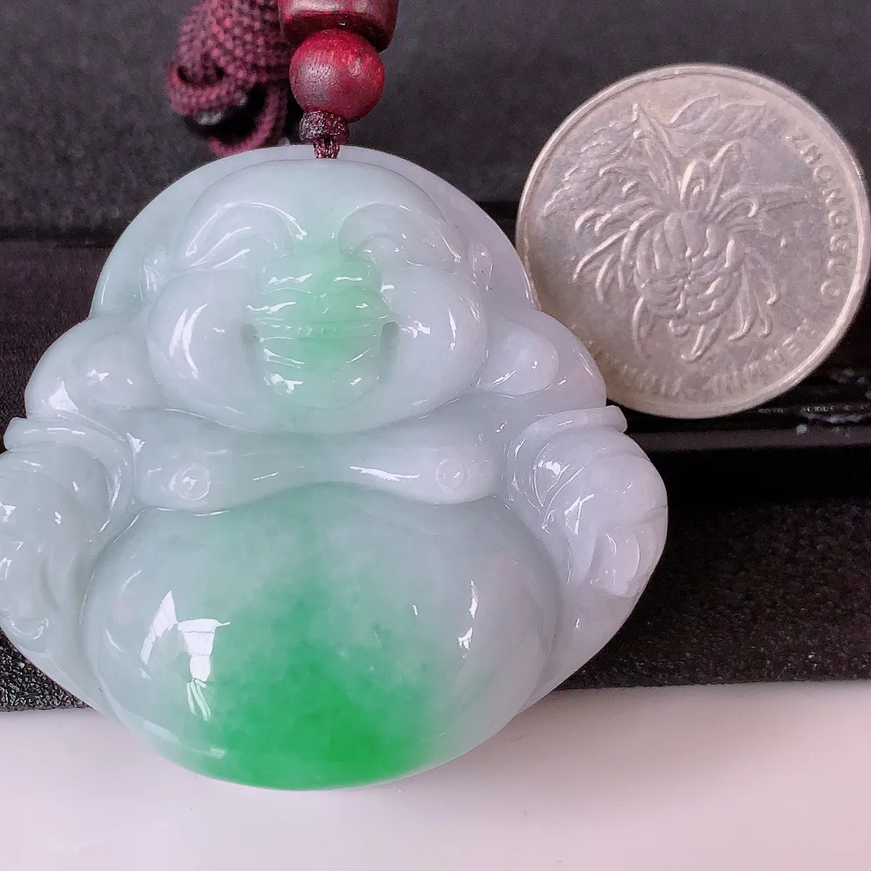 自然光实拍，大件冰润飘绿翡翠佛公吊坠，开心笑佛，种老水足，颜色漂亮，立体饱满圆润，佩戴效果赞#46.11