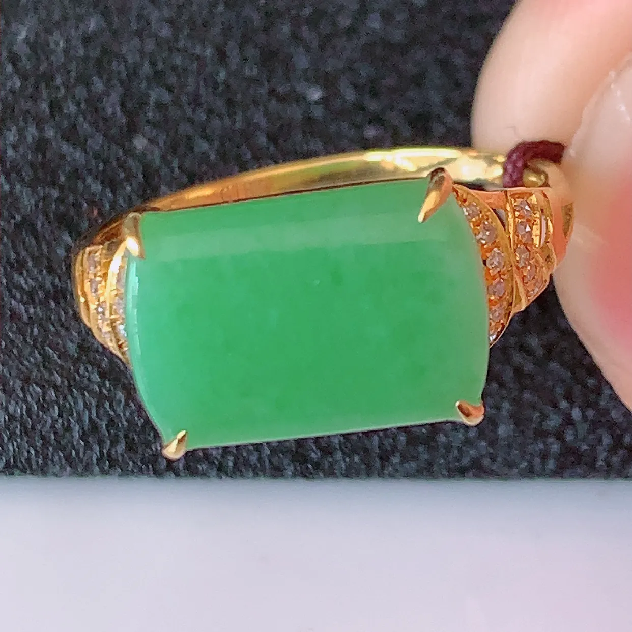 自然光实拍 18K金精工镶嵌满绿翡翠马鞍戒指，玉质细腻，翡翠色泽均匀，艳丽饱满，款式高贵大气，14圈