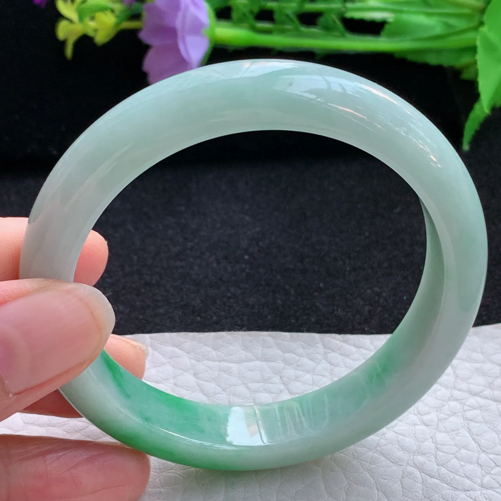 js自然光56*12*7.8平安镯 翡翠a货玉手镯辣绿宽边珠宝玉手环