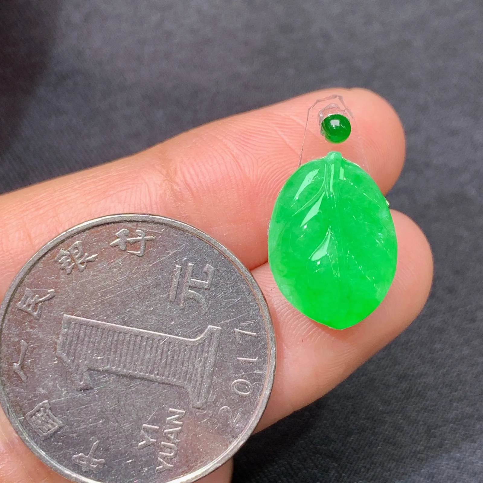 阳绿树叶，镶嵌佳品，冰润色阳，种水足 Dm 尺寸14.6*10.9*3.2