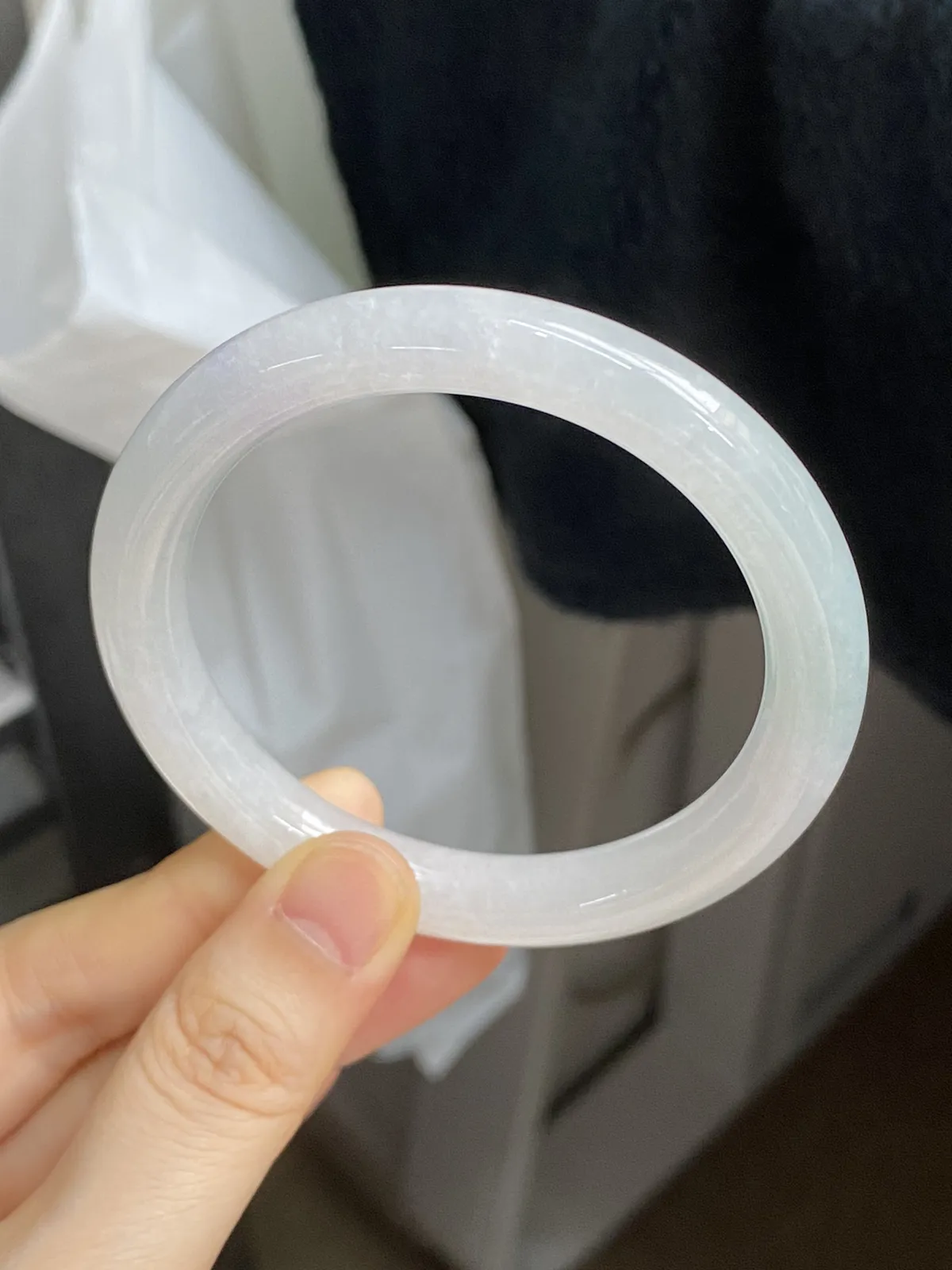 圆镯54.5圈口，翡翠冰糯种淡绿色手镯