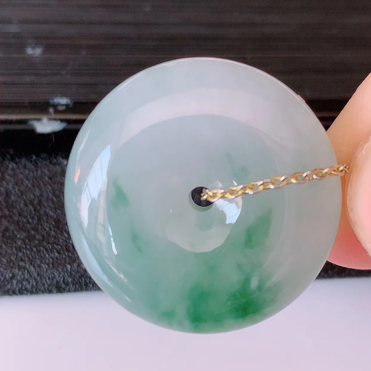 自然光实拍，冰飘花翡翠平安扣吊坠，形体饱满圆润，平安扣肥嘟嘟的，平平安安，种水很好，配戴精美！#02.7