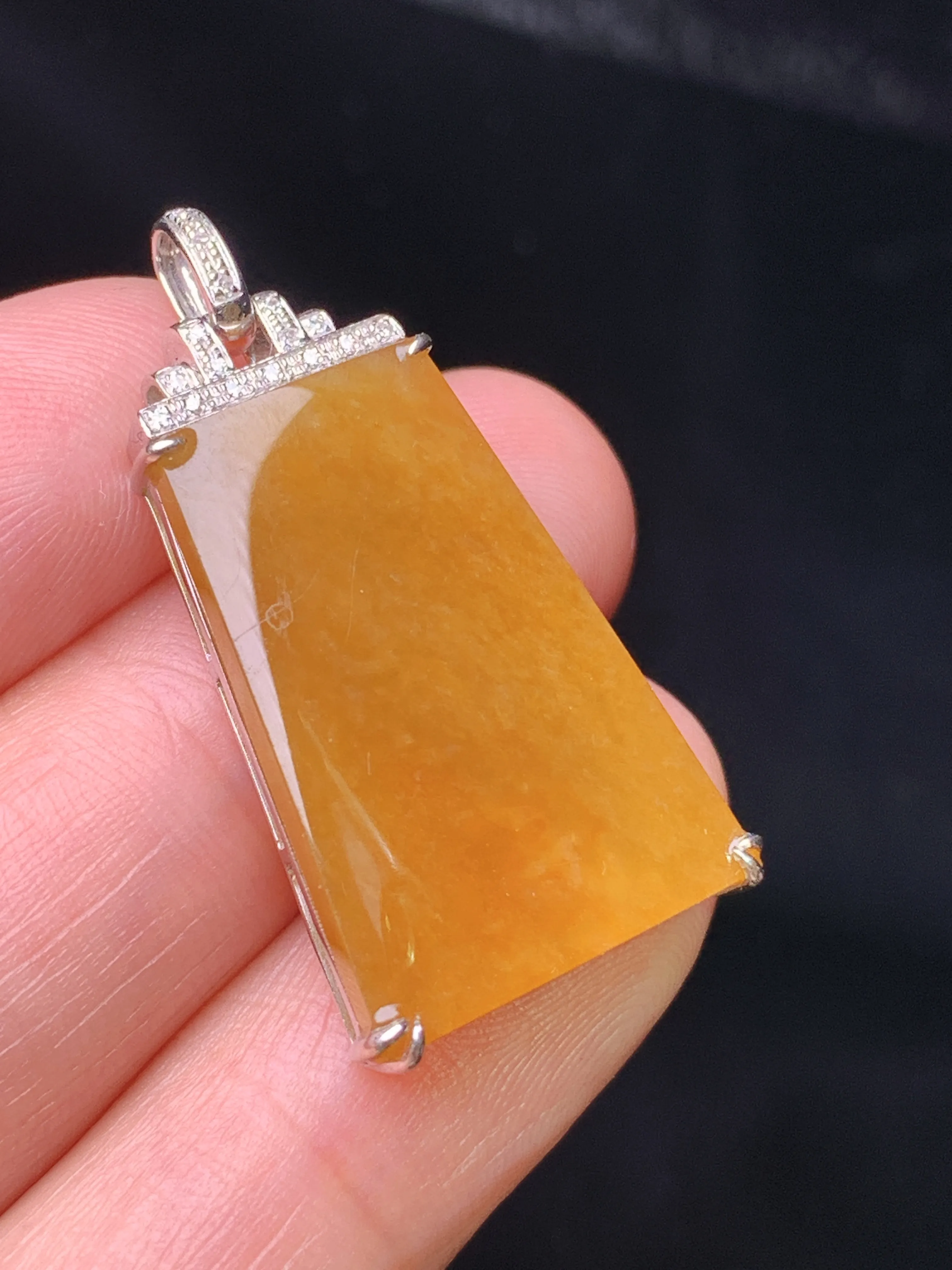 18k金钻镶嵌黄翡无事牌吊坠 玉质细腻 水润亮眼 色泽艳丽 整体尺寸31.8*15.8*5.5