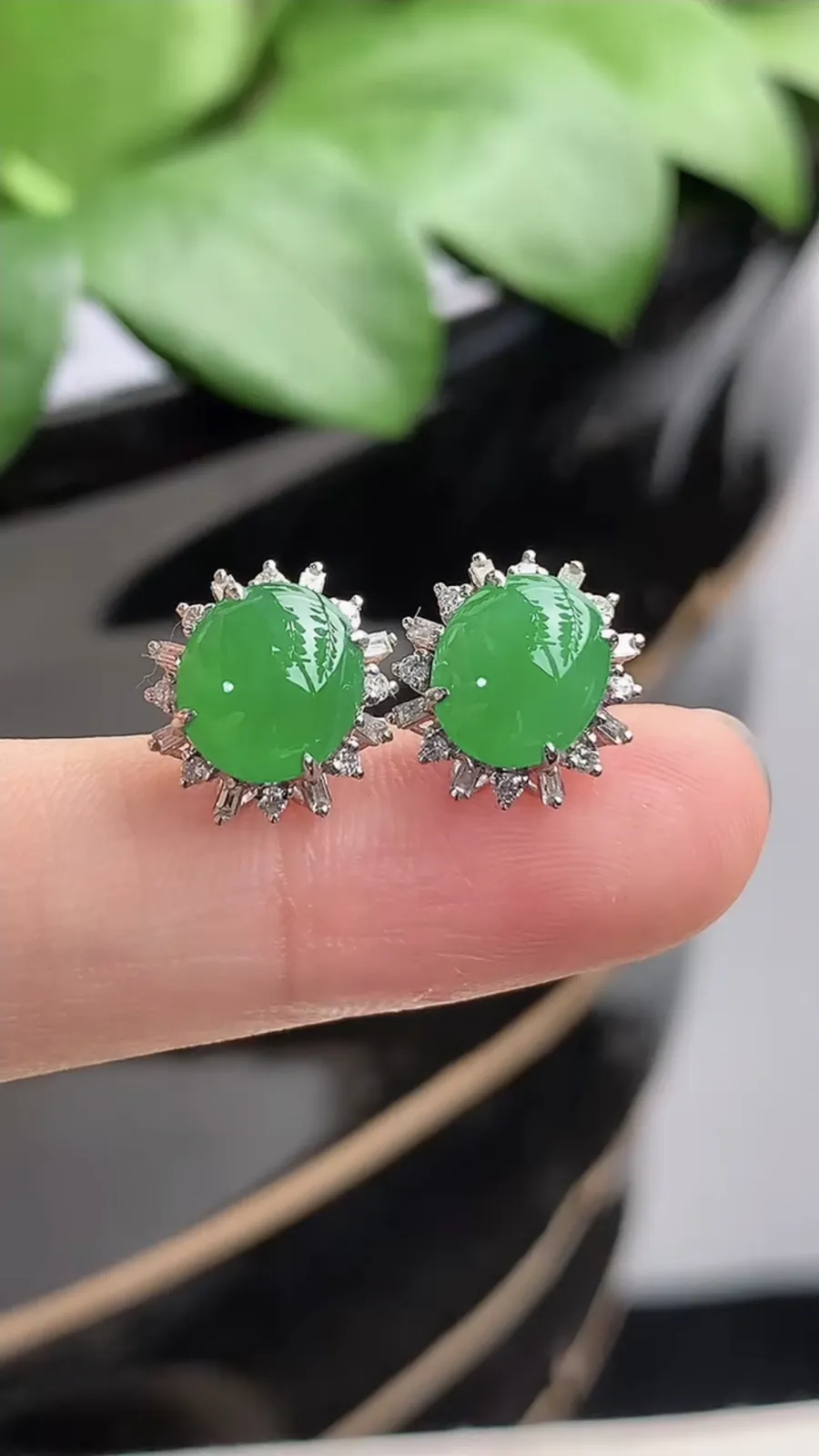 a货翡翠老坑冰种18K金伴钻镶嵌阳绿蛋面耳钉 尺寸8×7mm 重量2.33g 1206