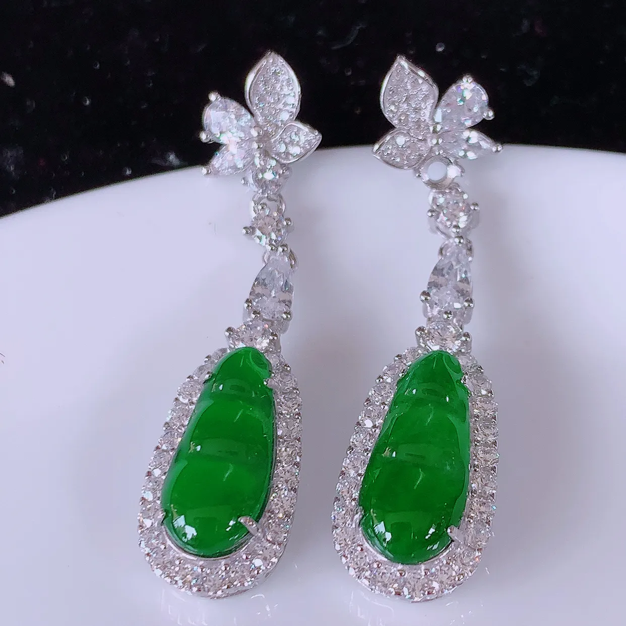 冰透满绿翡翠925银镶嵌福豆耳坠，自然光实拍，翠色灵动，颜色漂亮，种老水足，品相佳，佩戴佳品！#97.11整体38.5*10-5.6裸石15-6.5