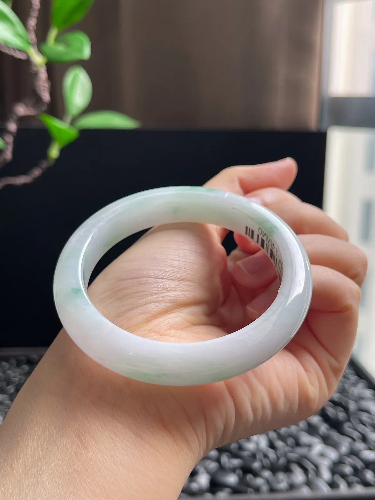 正圈56圈口，翡翠冰糯种飘绿手镯