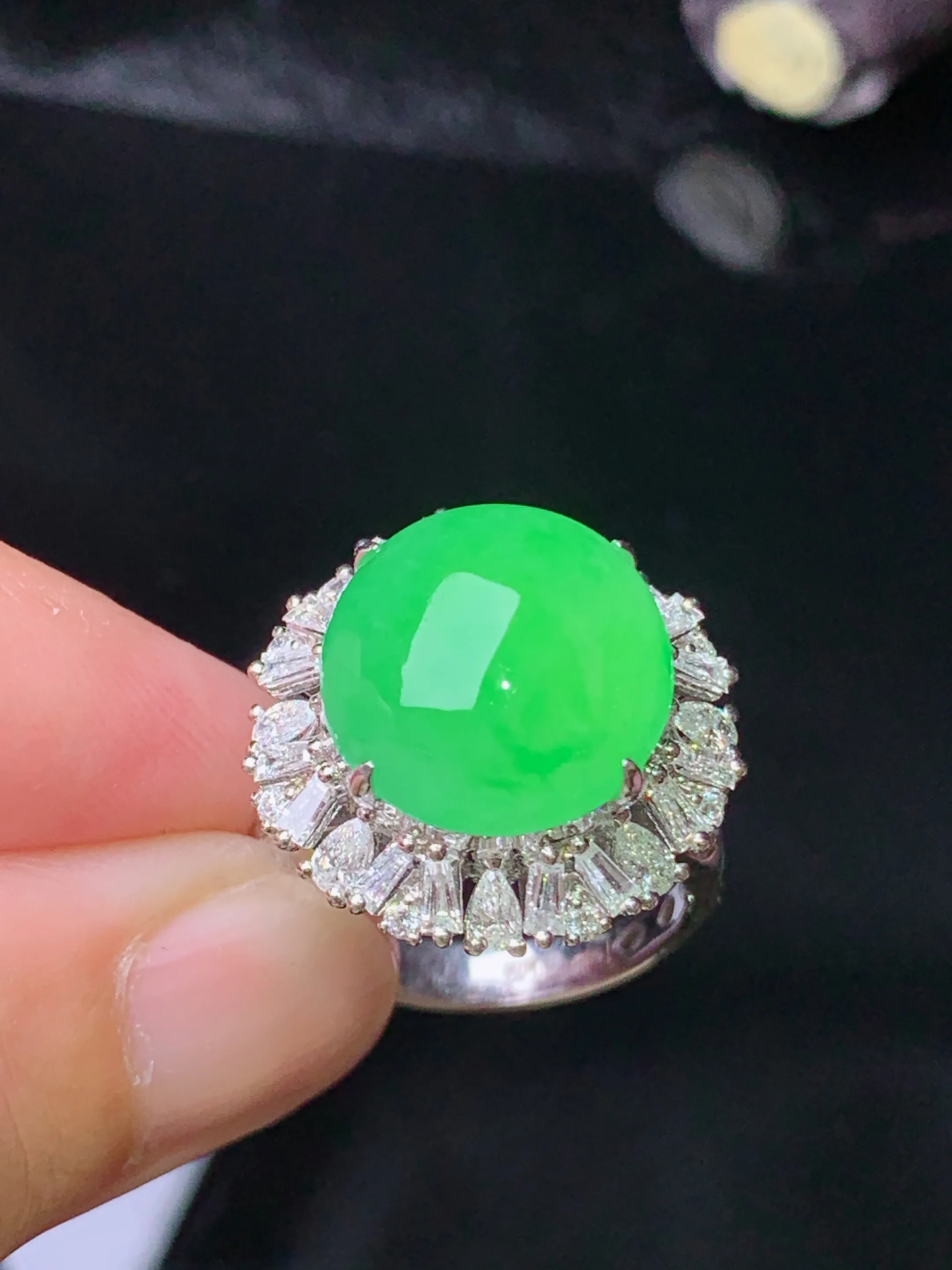 18k金钻镶嵌满绿蛋面戒指 玉质细腻 水润亮眼 色泽艳丽 圈口13.5 整体尺寸18.8*14.8
