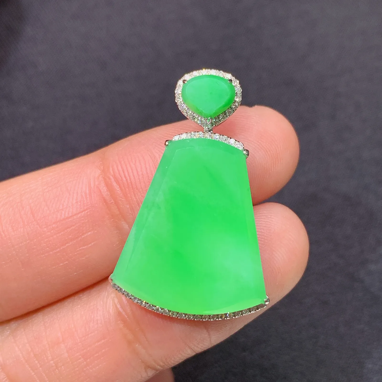 甜绿无事牌吊坠，18k金镶嵌，冰润色阳，种老水足 xu 尺寸28.1*17.8*5.2