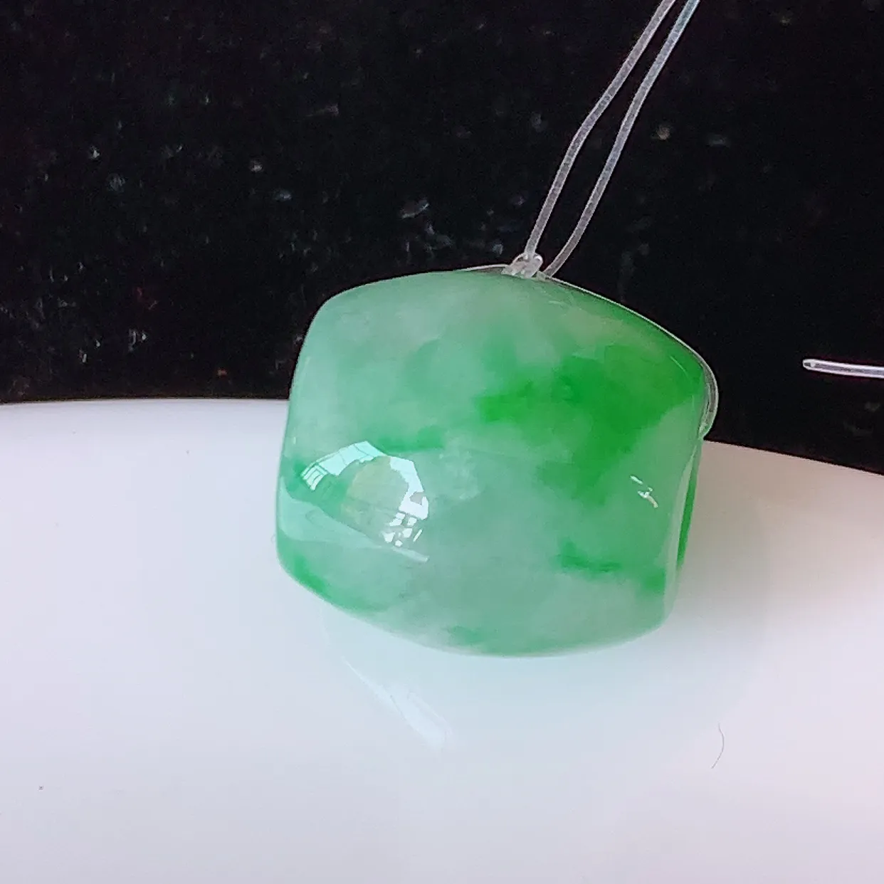 自然光实拍，冰润飘绿翡翠路路通吊坠，寓意时来运转、财源滚滚，款式新颖时尚，日常百搭的款！配图银链#49.7