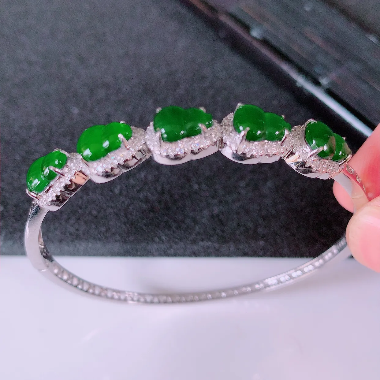 冰透满绿翡翠925银镶嵌手镯，自然光实拍，翠色灵动，颜色漂亮，种老水足，品相佳，佩戴佳品！#97.11整体56.5*51*8.2-5.8裸石8*6