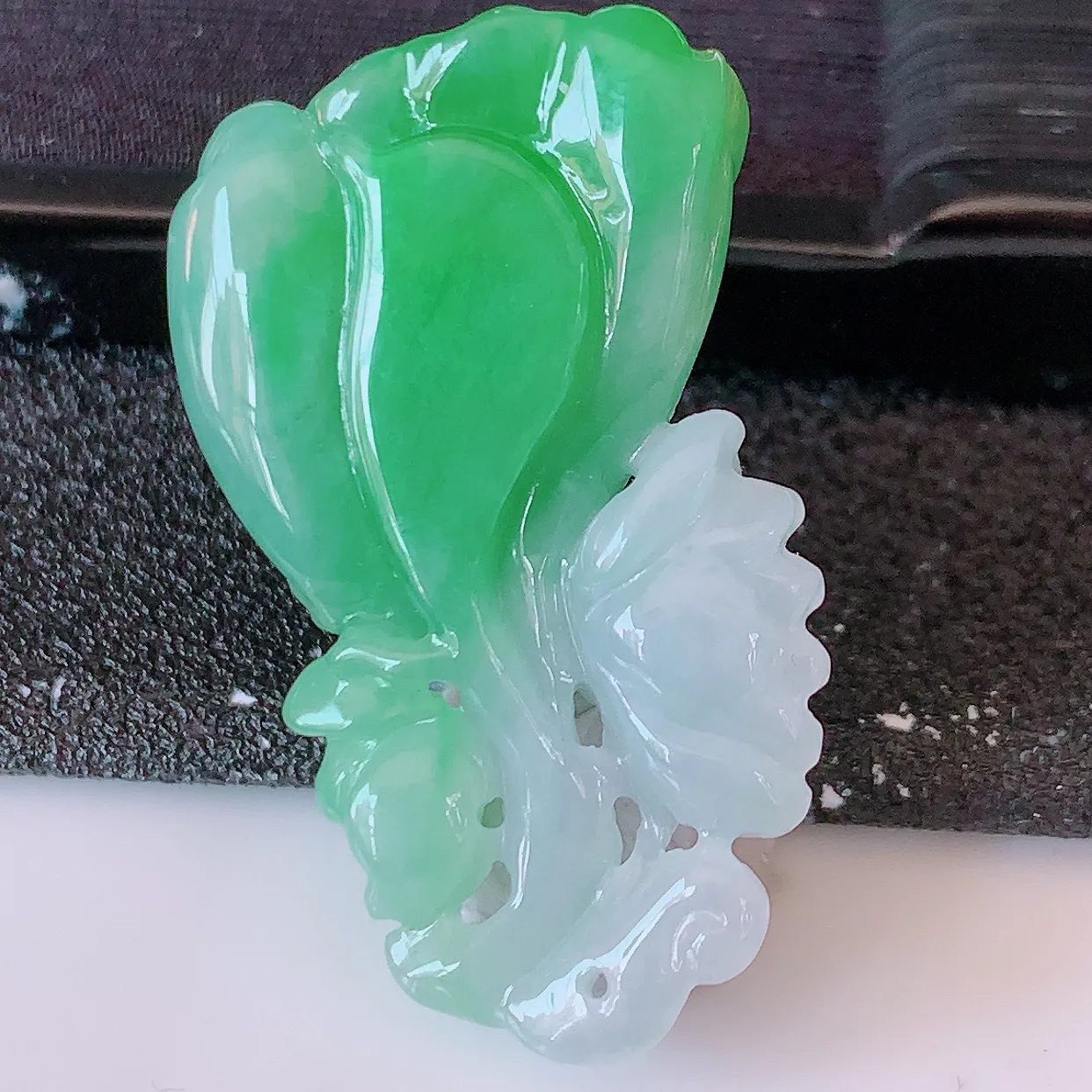 自然光实拍，冰润飘绿翡翠招财莲蓬吊坠，水润精细，寓意路路都通，有着促进事业有运！#02.7