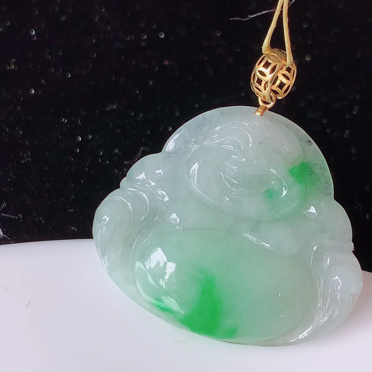 18K金镶嵌冰润飘绿翡翠佛公吊坠，种老水足，雕工精湛 ，寓意美好，佩戴时尚出众！#35.11