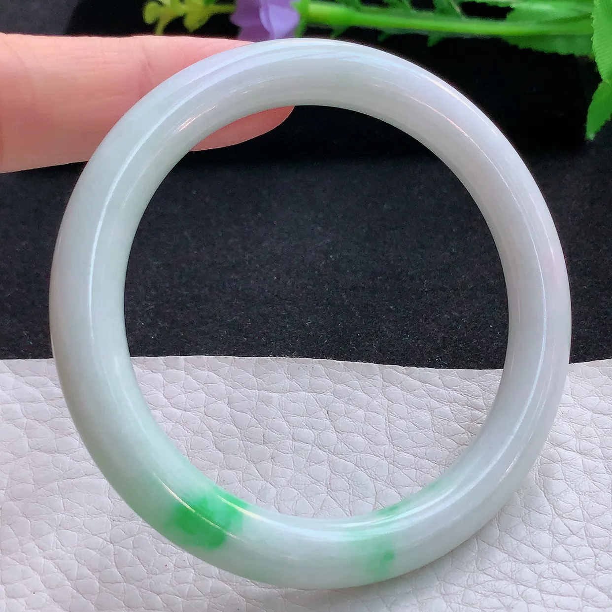 xx自然光56.5*8.5*9美人镯 翡翠a货玉手镯白底青圆条珠宝玉手环