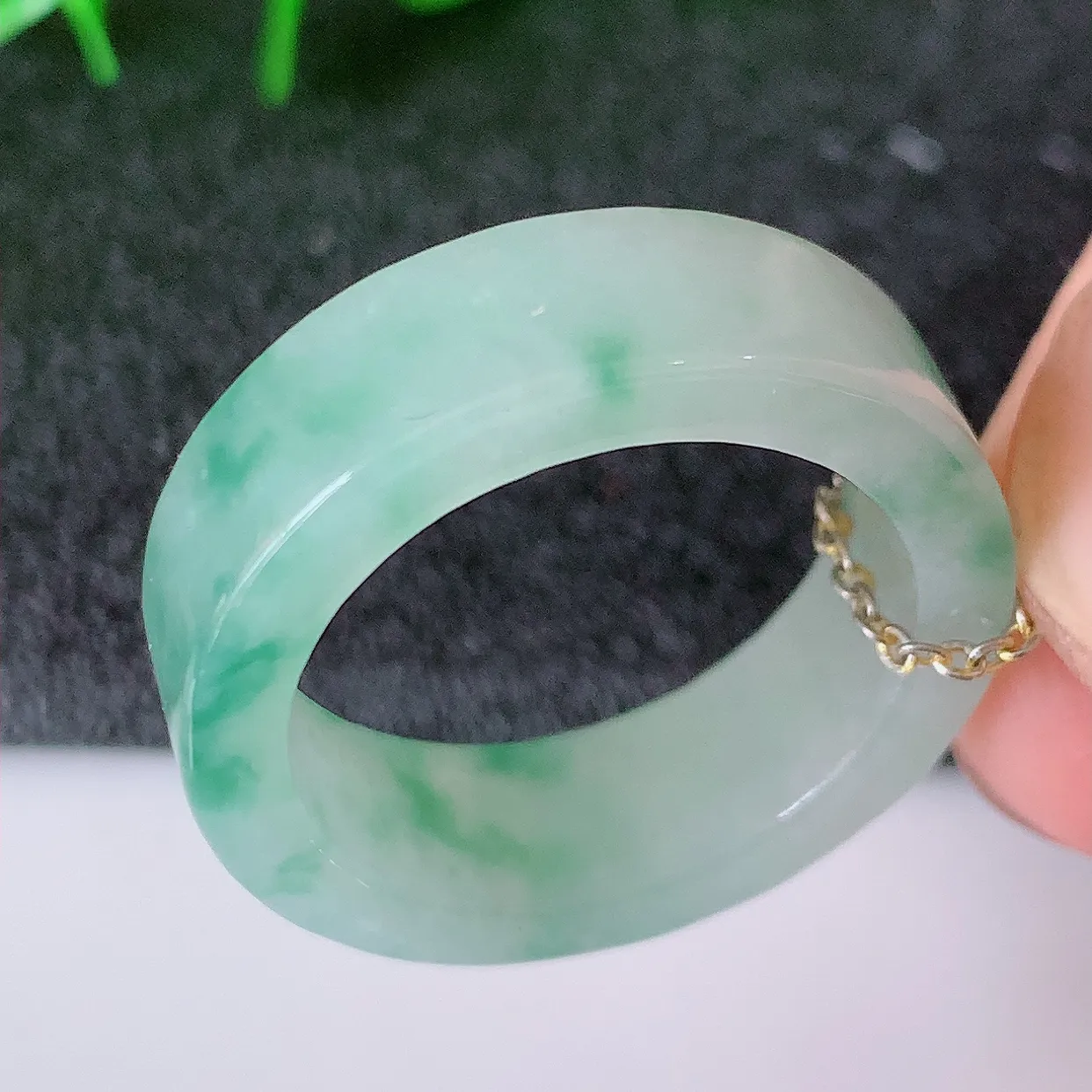 自然光实拍，18.2mm内径冰飘花翡翠指环，玉戒指，玉质莹润，好精美好冰润的指环，18圈口，上手纤巧