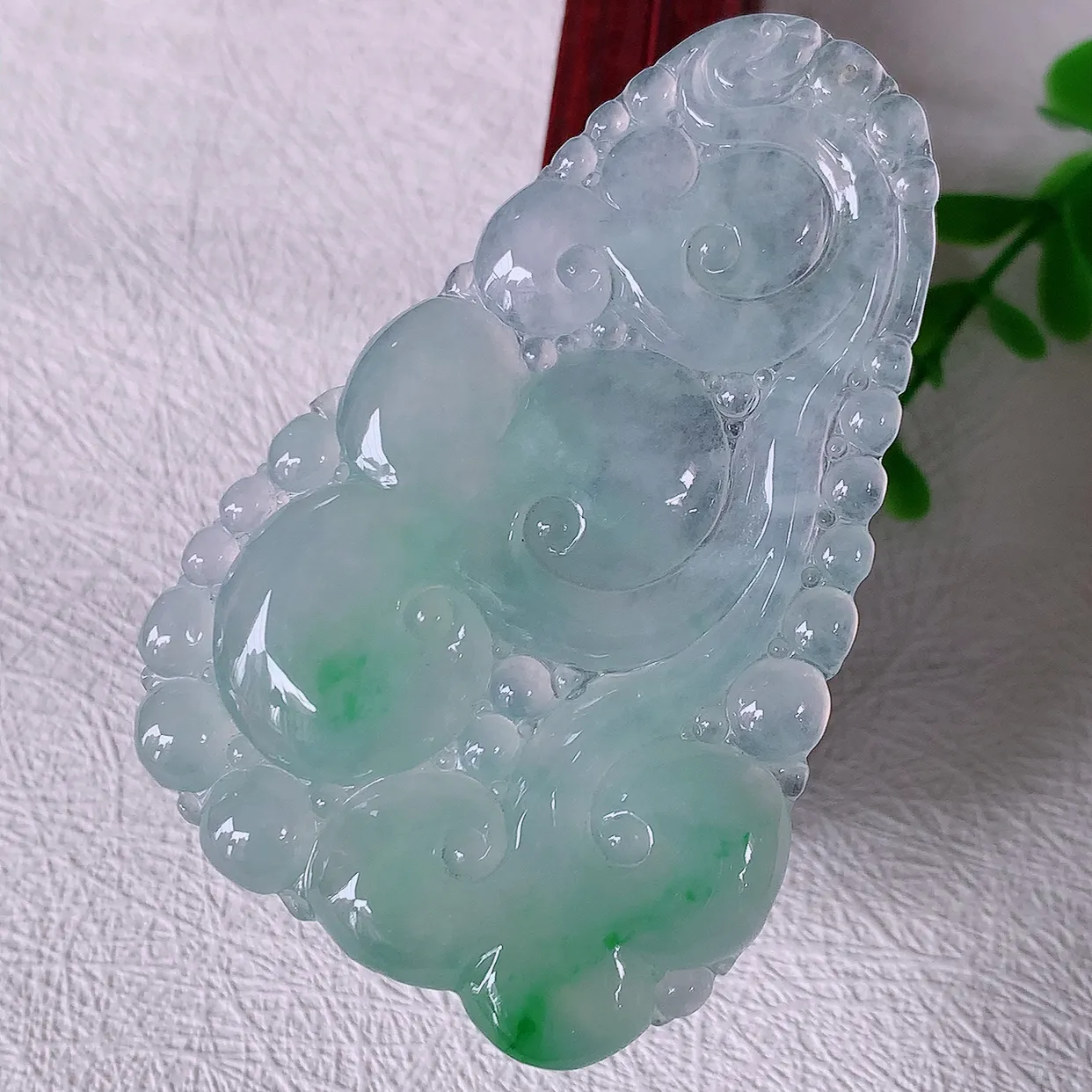 自然光实拍，大件冰种飘绿翡翠如意吊坠，冰透，翠色灵动，饱满，万事如意，如意一生，配戴精美！#46.11