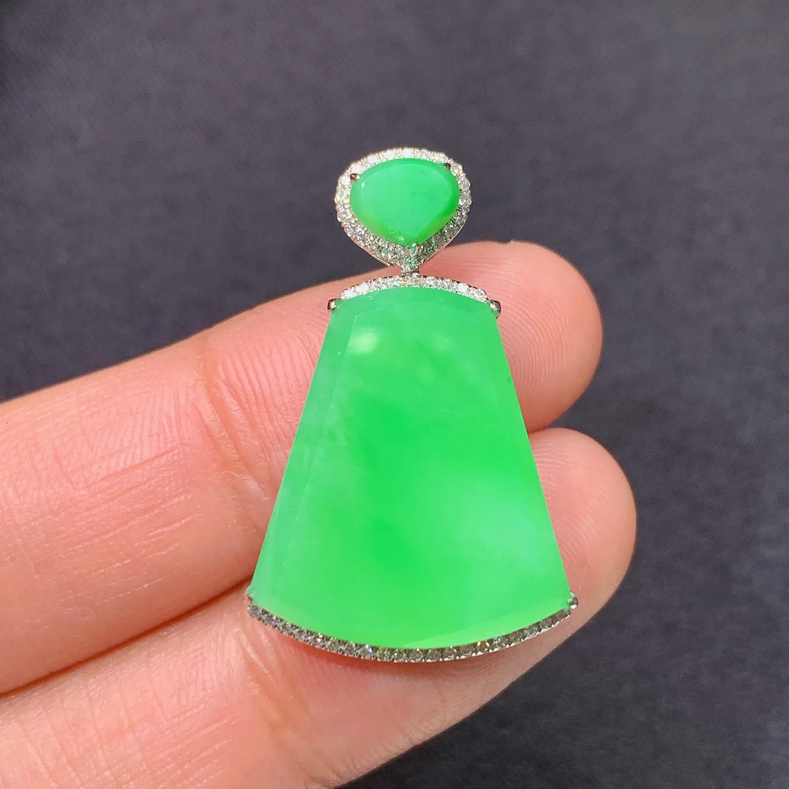 甜绿无事牌吊坠，18k金镶嵌，冰润色阳，种老水足 xu 尺寸28.1*17.8*5.2